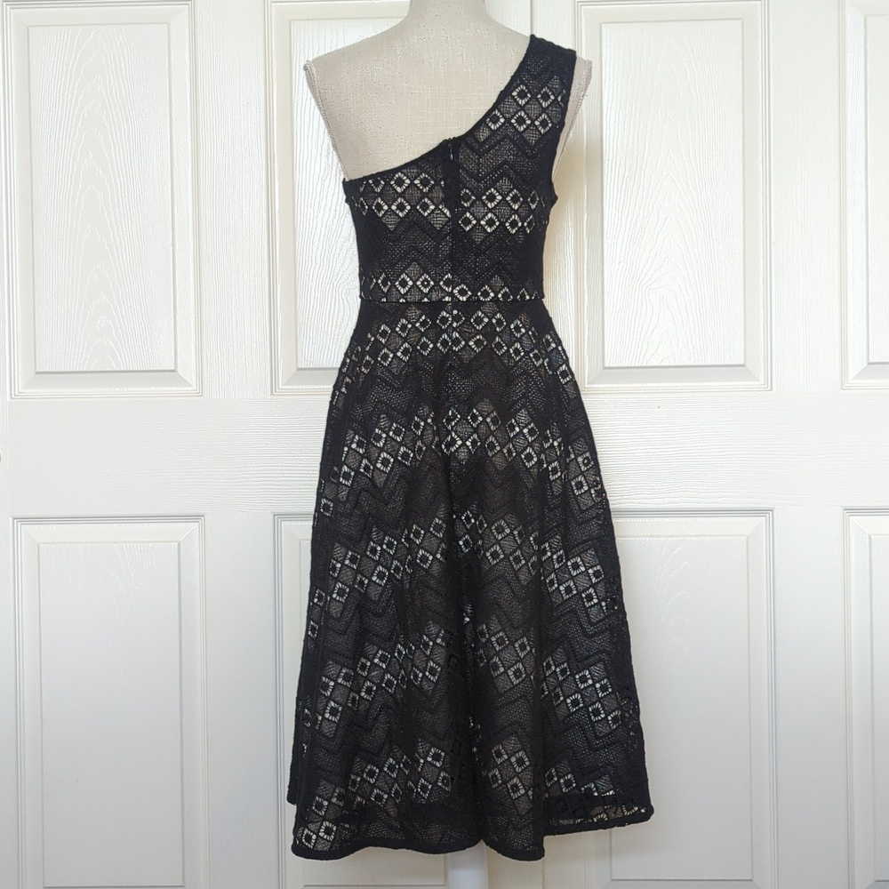 TY-LR Trosa One-Shoulder Black Lace Dress - Picture 5 of 7